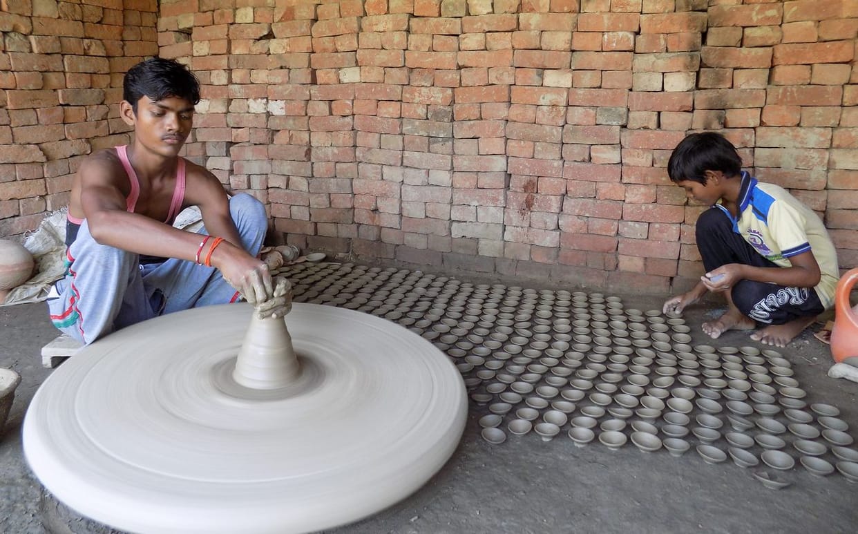 The potter's wheel caught by speed