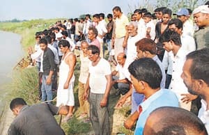 three students drown in river