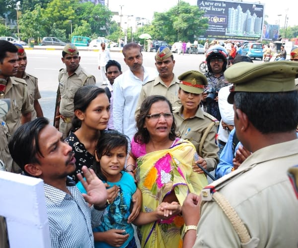 bulandshahr sisters protest infront cm house.