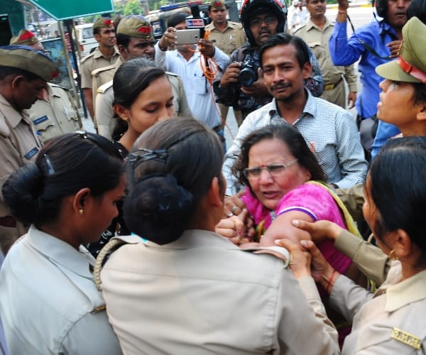 bulandshahr sisters protest infront cm house.