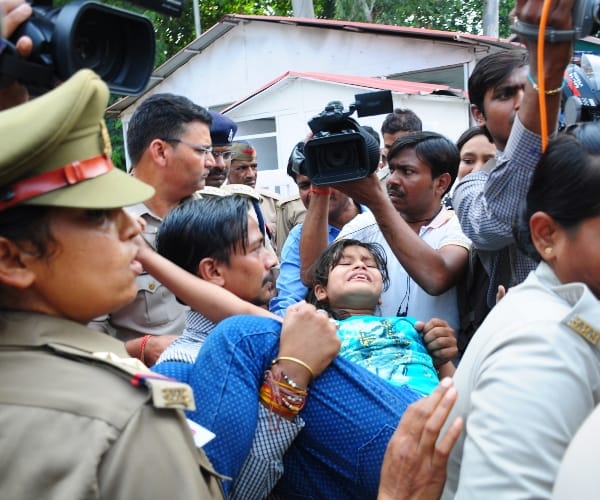 bulandshahr sisters protest infront cm house.