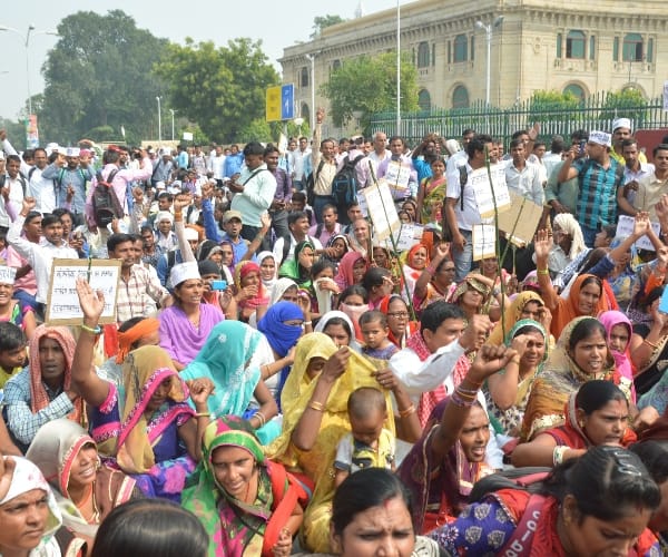 Police lathicharge at shiksha prerak in lucknow