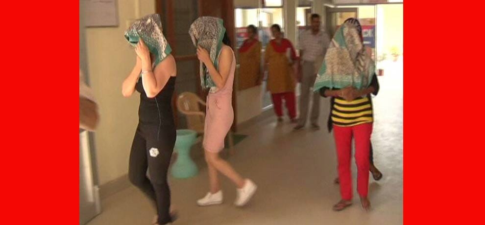Sex racket was running in guest house, girls and boys find in objectionable situation 