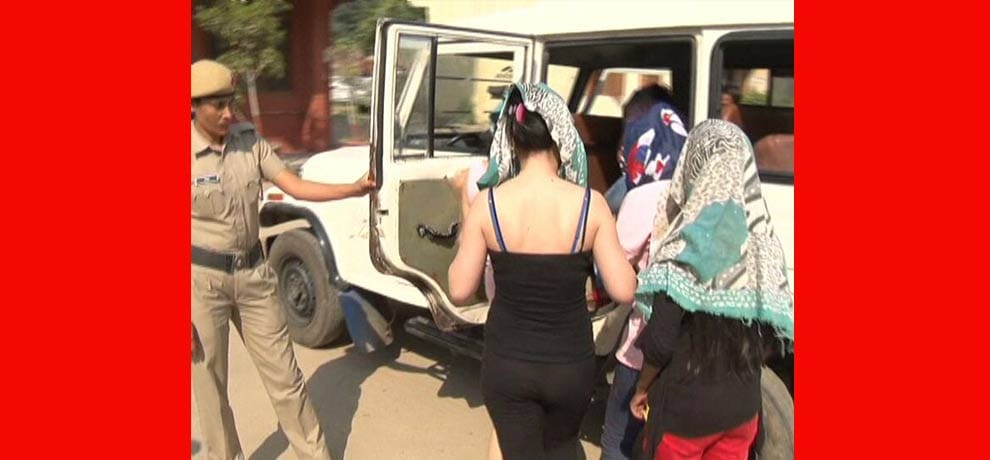 Sex racket was running in guest house, girls and boys find in objectionable situation 