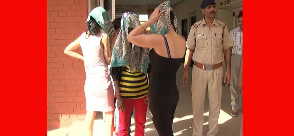Sex racket was running in guest house, girls and boys find in objectionable situation 
