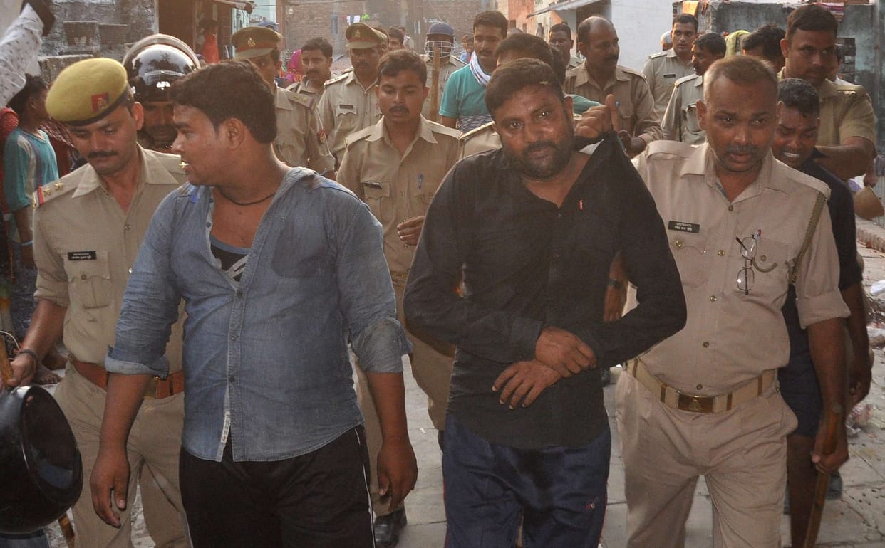 Slum two sides threw stones, four injured