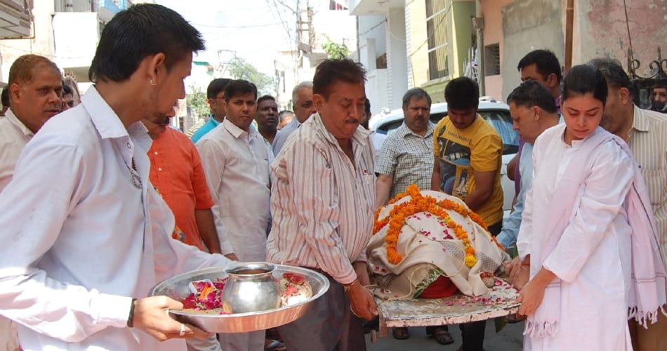 two young daughters gave shoulder to mother bier, also donated mother eyes for needy