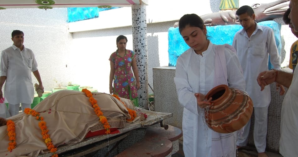 two young daughters gave shoulder to mother bier, also donated mother eyes for needy