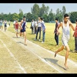 800 मीटर दौड़ सीनियर वर्ग में फिनिश लाइन को छूते सुभानखेड़ा स्कूल के शैलेंद्र कुमार। 