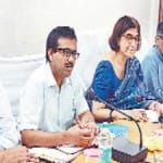 विकास भवन में राष्ट्रीय अल्पसख्यक आयोग के सदस्य अधिकारियों की बैठक लेते हुए।
