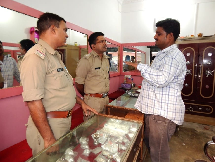 Saraf on the strength of the pistol from the store robbed of Five lac