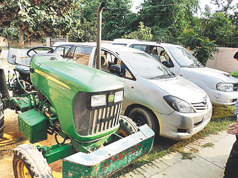 Five arrested for robbing four vehicles, including
