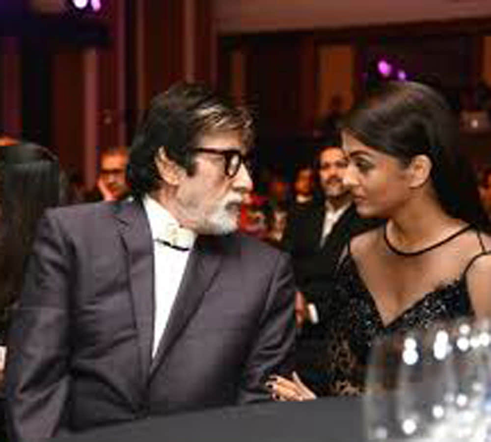 rekha gives filmfare award to aishwarya rai bachchan