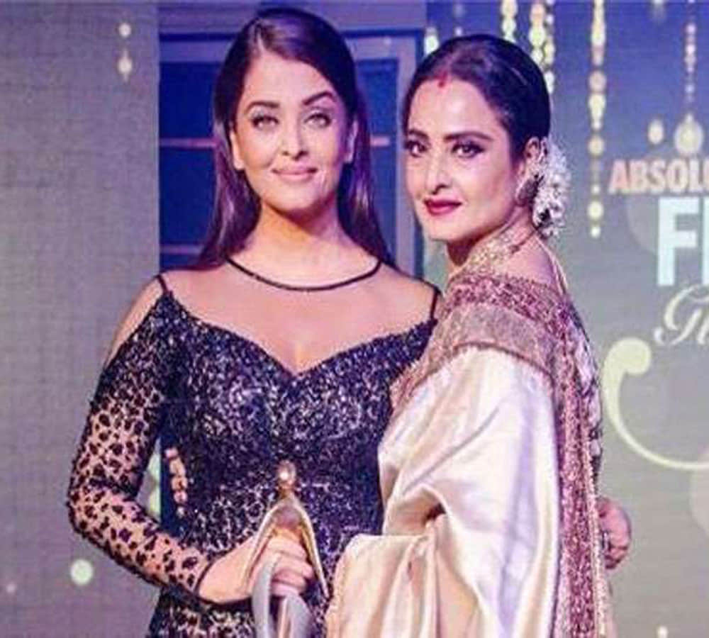 rekha gives filmfare award to aishwarya rai bachchan