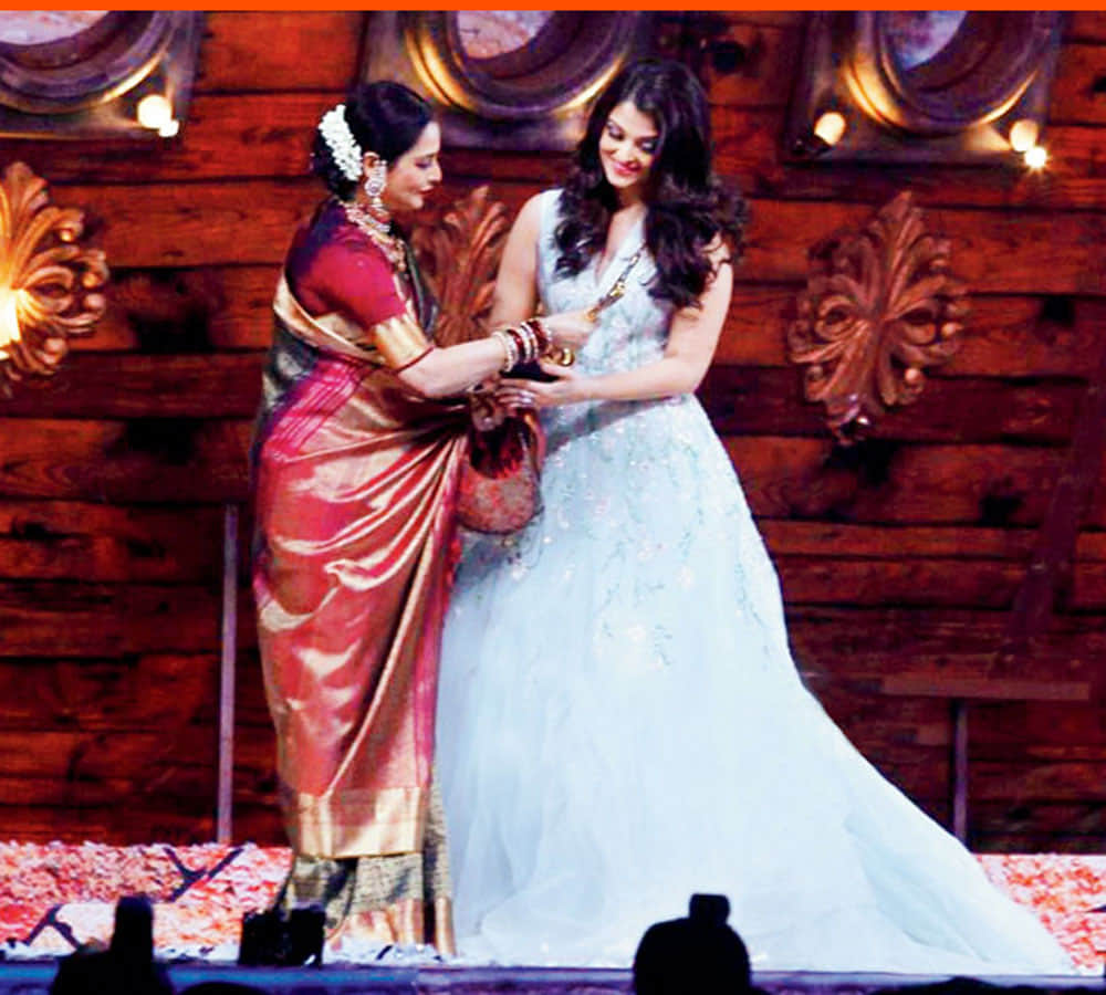 rekha gives filmfare award to aishwarya rai bachchan