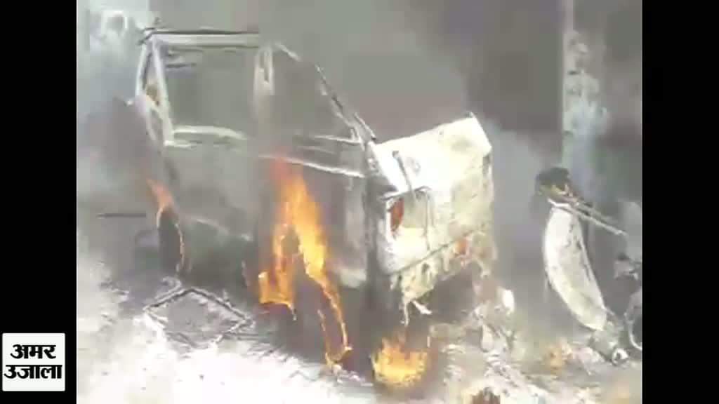 हाथरस में धू-धू करके जली मारुति वैन, सिलेंडर फटने से हुआ हादसा