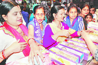 Markets drew crowds