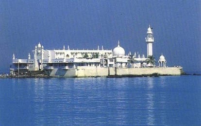 Women to get entry to inner sanctum of Haji Ali Mumbai