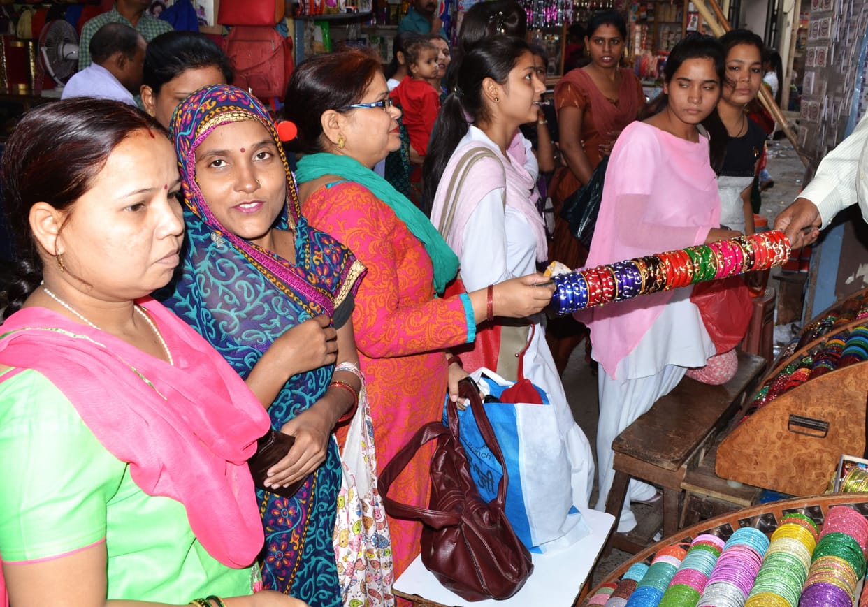 Marital Today, women fiercely shopping