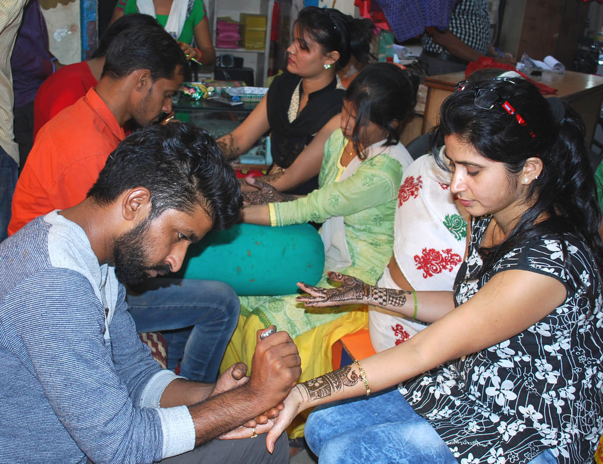 Plate in the hands of worship, which was Suhagon night ...