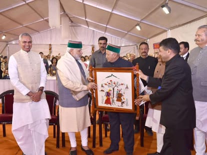 CM Virbhadra Singh Meet PM Modi, Submit Demands of Himachal.