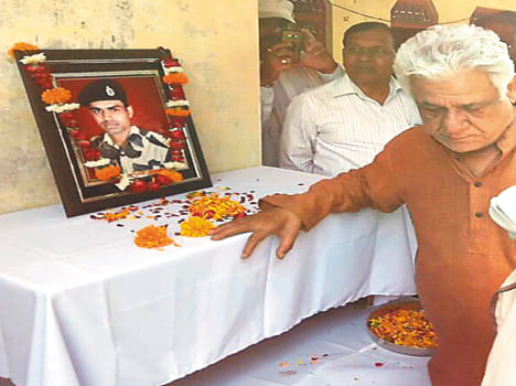 om puri giving tribute to nitin