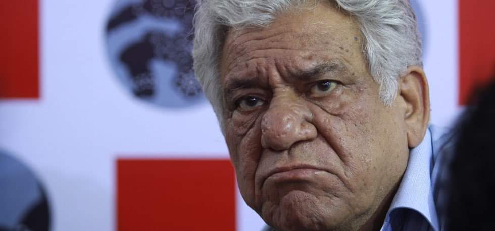 ओंम पुरी पहुंचे शहीद के गांव 