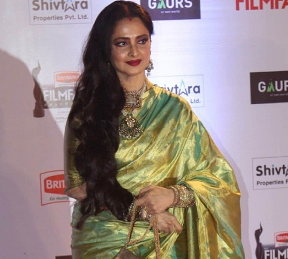 rekha and amitabh bachchan meet an event