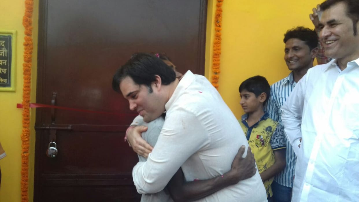 varun gandhi hands over house key to poor