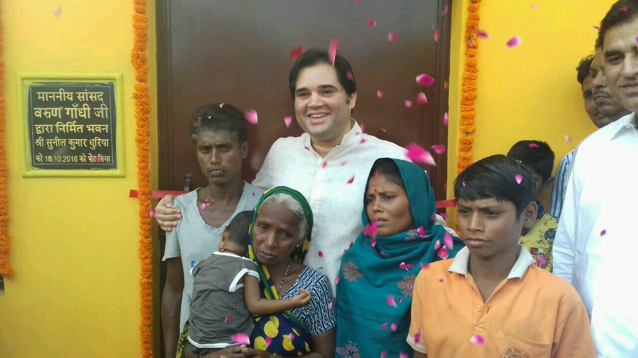 varun gandhi hands over house key to poor