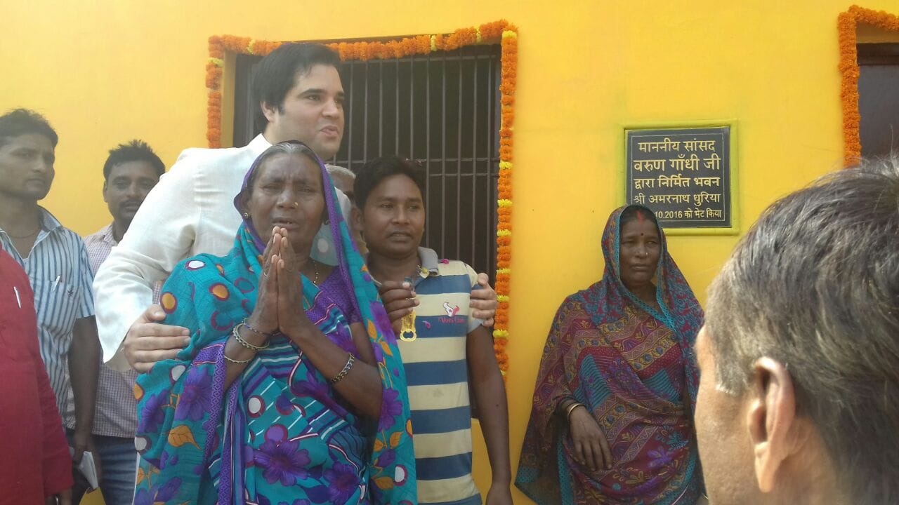 varun gandhi hands over house key to poor