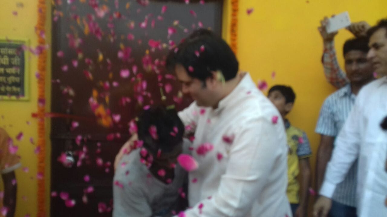 varun gandhi hands over house key to poor