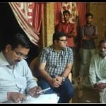 संभल के पनसुखा गांव में शहीद सुधीश के घर लखनऊ जाने के लिए मनाते तहसीलदार