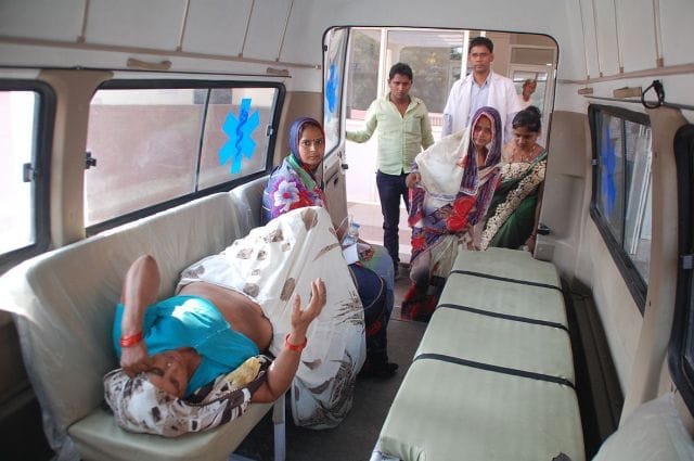 Patients received the stretcher, the ambulance go to Ward
