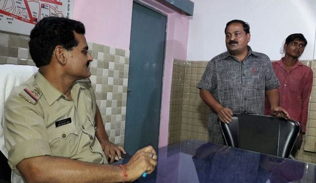 Falovr and robbed by police on the highway bangle business