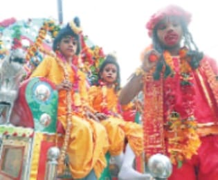 shobhayatra mein jhankiyon ne man moha