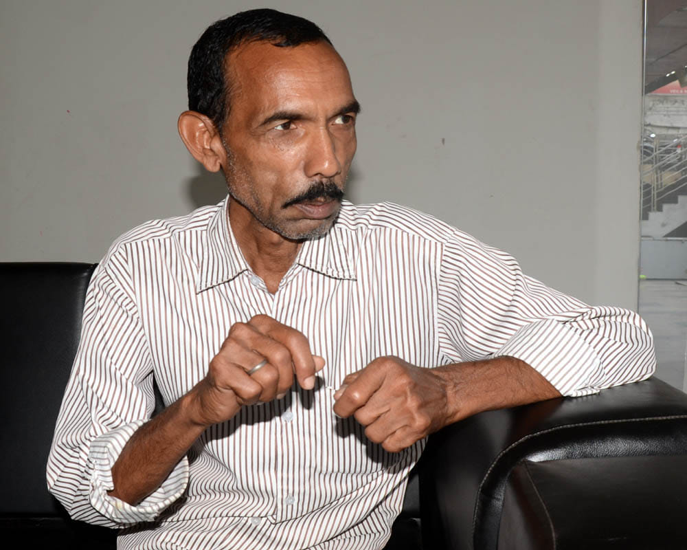 DG operator robbed at gun point by telling the cbi officer
