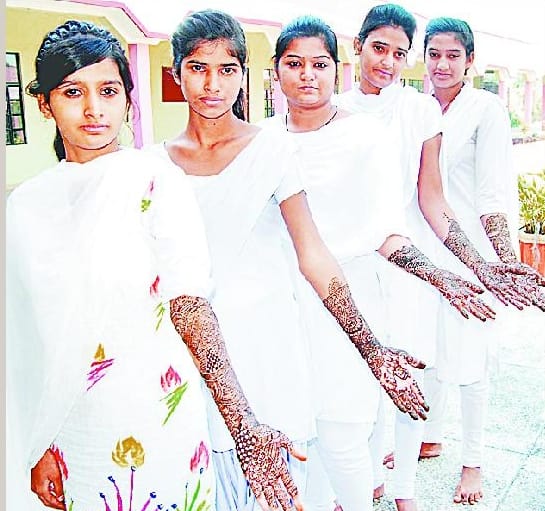 Mehndi students showed talent contest