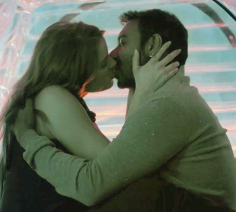 Shivaay actress Erikaa Kaar is dating her co star