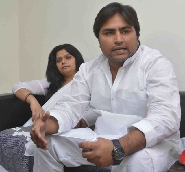 SP leader flirting teacher, reports