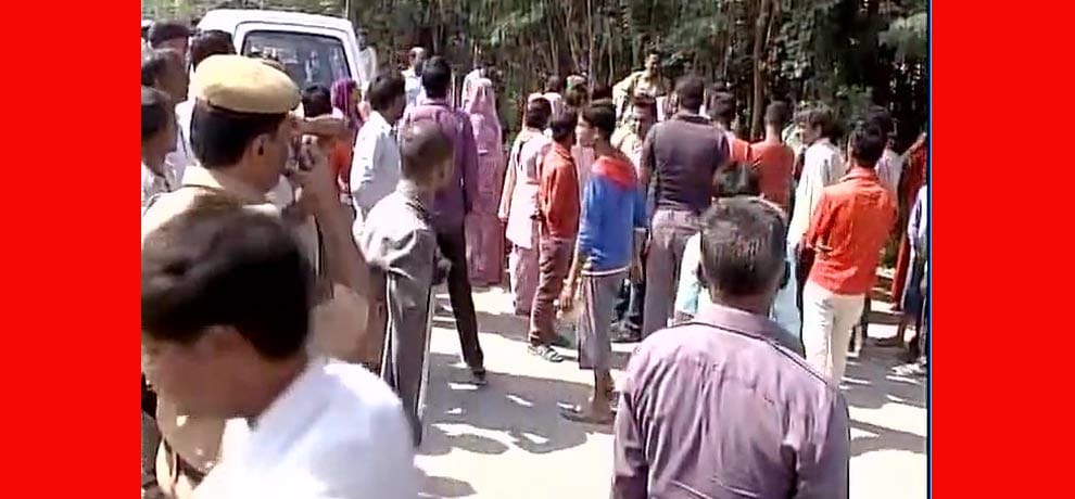 4 sanitation workers fell into a septic tank in delhi after coming in contact with piosonous gas