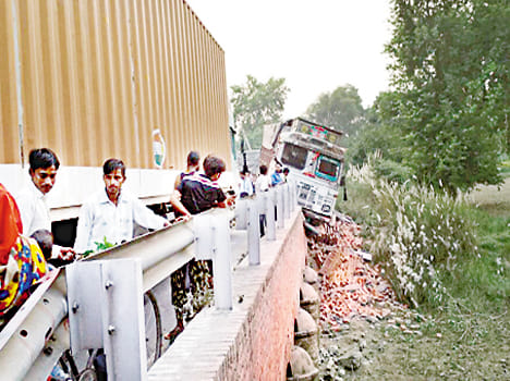 Truck rammed into culverts, road jams