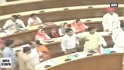  Congress councilor attempts to hurl shoe at BJP councilor