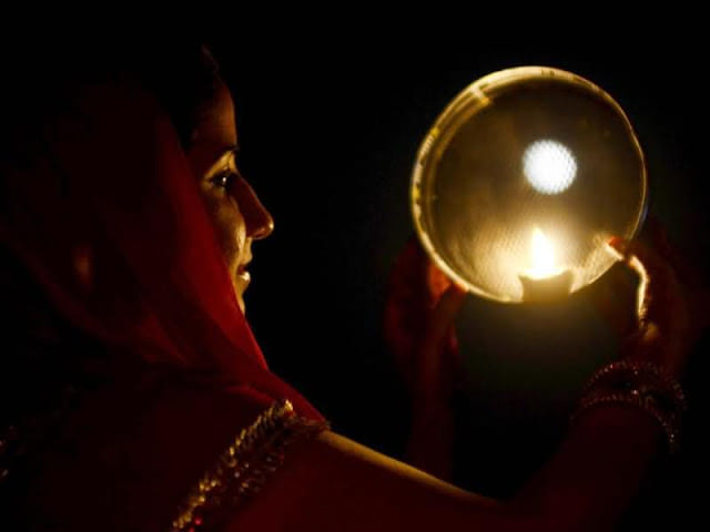 karva chauth 2017 wife give gift to husband