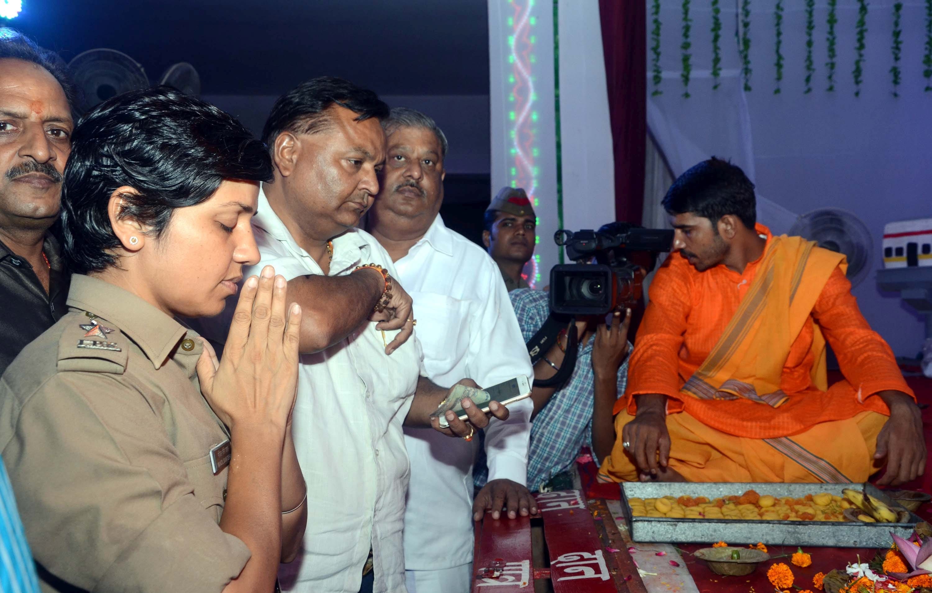 lucknow ssp manzil saini plans to celebrate karwachauth on video chat with husband