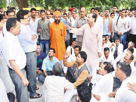 chaos in pradhan,s workshop