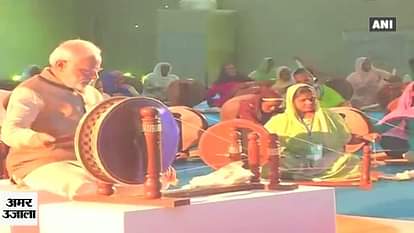 PM Modi spins charkha with women, 500 charkha distributed in Ludhiana  