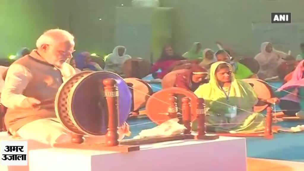 मोदी ने लुधियाना में चलाया चरखे का चक्कर 