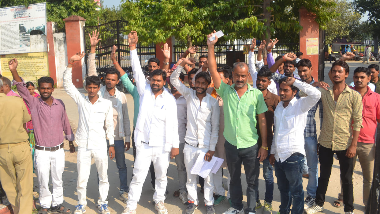 students leaders given paper for election
