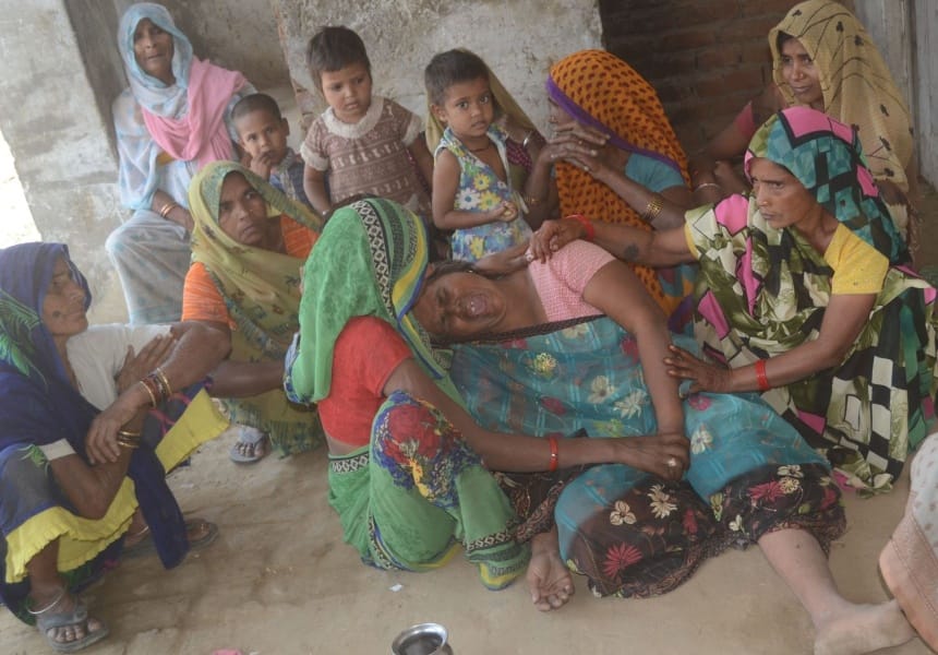  mahila kee pati ne kee berahamee se hatya
